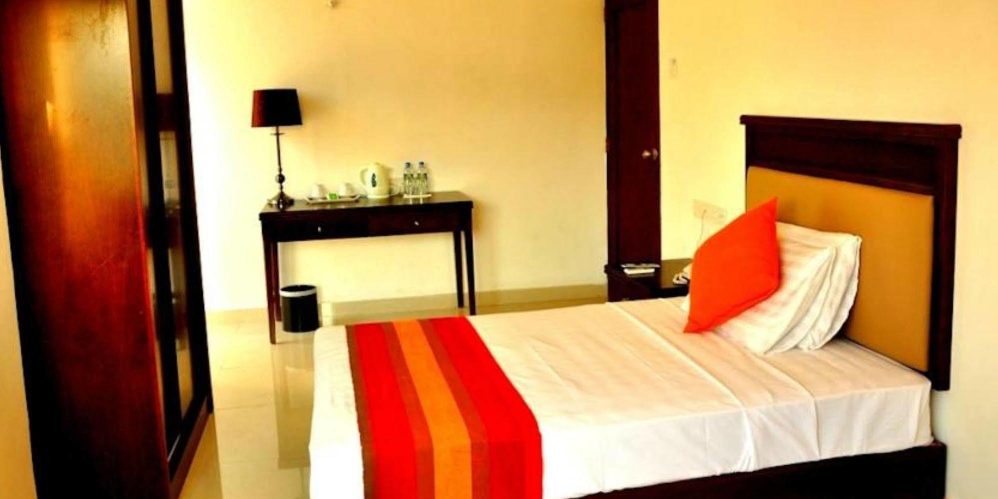 Sai Sea City Hotel Colombo Exterior photo